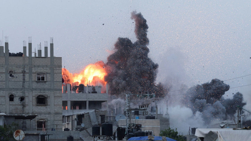 In northern Gaza's Jabalia area, an Israeli airstrike targeted the Tal al-Zaatar refugee camp, leading to the deaths of 33 people, including 21 women, with at least 70 others injured. The Al-Awda hospital confirmed that 22 deaths had been recorded. The Gaza Civil Defense Agency reported the total number of casualties, while Israeli military authorities stated they are investigating the incident. Since October 6, Israel has ramped up attacks in northern Gaza, aiming to counter Hamas fighters they claim are regrouping there. The United Nations and humanitarian agencies have raised concerns about the dire situation in northern Gaza. Civilians are facing severe hardships amidst heavy bombardment, with shortages in food, water, and medical aid. Many have lost their homes and have sought refuge in temporary shelters, adding to the region's humanitarian crisis. This conflict has put immense pressure on Gaza’s medical facilities, and the ongoing violence has left many families struggling to survive under perilous conditions.