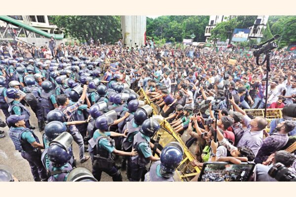 Protesters Break Through Police Barriers, Persist in Demanding Executive Order.