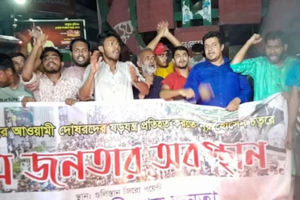 To counter the Awami League's program, students and citizens gathered at Zero Point at night.